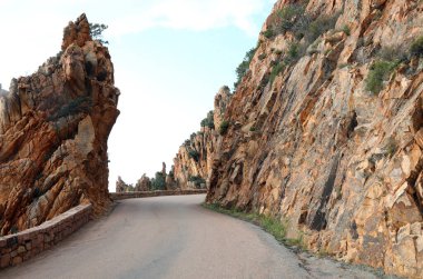 Fransa 'nın Korsika Adası' nda Les Calanches denilen çorak topraklar.