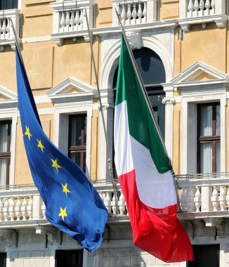 Antik sarayda İtalyan ve Avrupa bayrakları