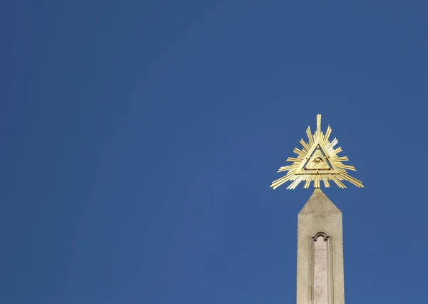 Goldenes Metallsymbol des Auges der Vorsehung — Stockfoto