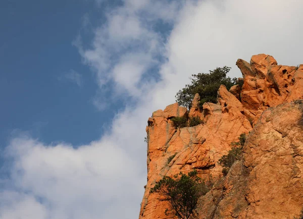 赤い岩と青い曇りの空 — ストック写真