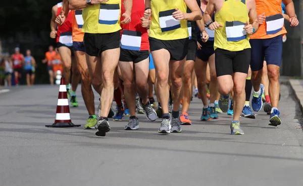 Löpare på vägen under maratonloppet — Stockfoto