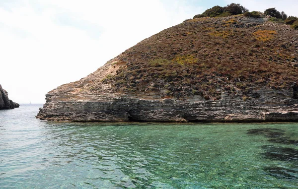 Aguas claras del mar Mediterráneo y una pequeña isla — Foto de Stock