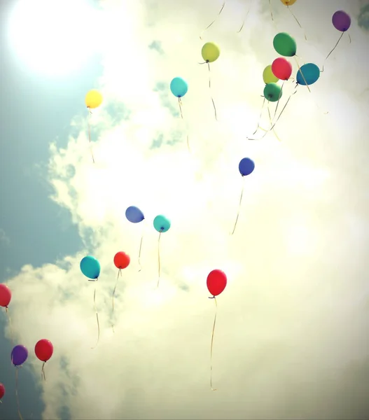 Globos vuelan alto en el cielo durante la gran fiesta — Foto de Stock
