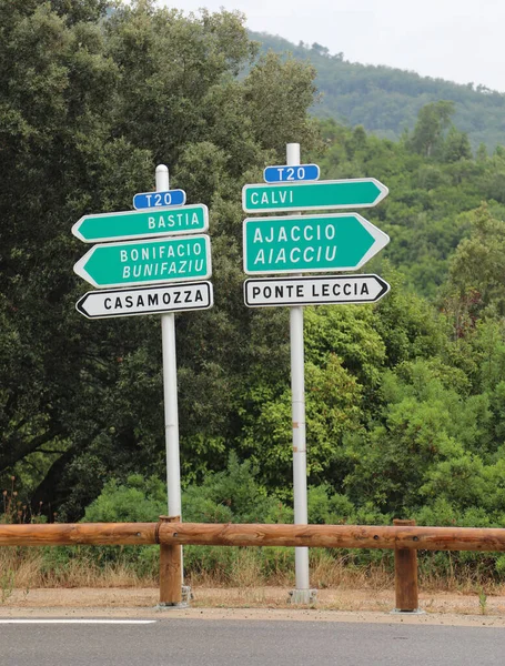 Carretera en Córcega llamada T20 con señal de tráfico con flecha y el tex — Foto de Stock