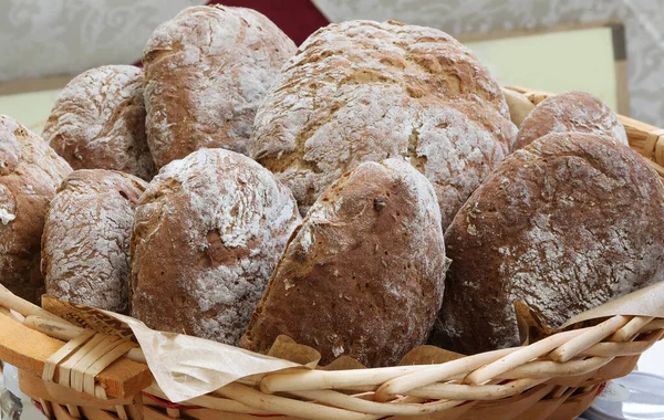 Scatola di pani di pane intero in panetteria — Foto Stock