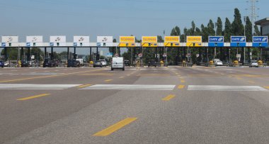 Veneto, İtalya - 30 Haziran 2019: İtalyan otoyolunda geçiş ücreti