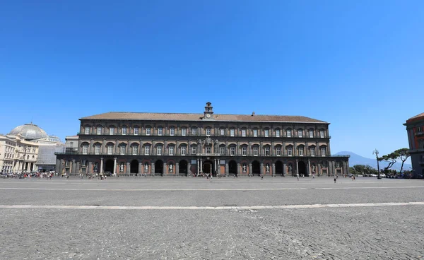 Nápoles, NA, Itália - 20 de agosto de 2019: Palácio Real e os Plebis — Fotografia de Stock