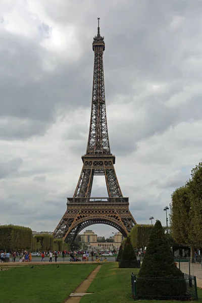 Parigi, Francia - 21 agosto 2018: Cahmp de Mars e Torre Eiffel — Foto Stock