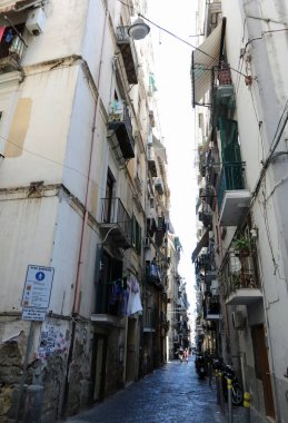 Napoli, Napoli, İtalya - 20 Ağustos 2019: dar sokaklar