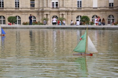 Paris, Fransa - 21 Ağustos 2018: I parkında küçük bir göl