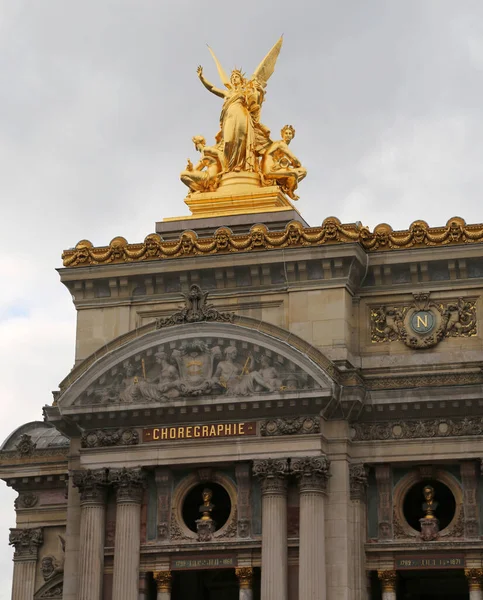 Paryż, Francja - 20 sierpnia 2018: Opera i słynny pałac o nazwie — Zdjęcie stockowe