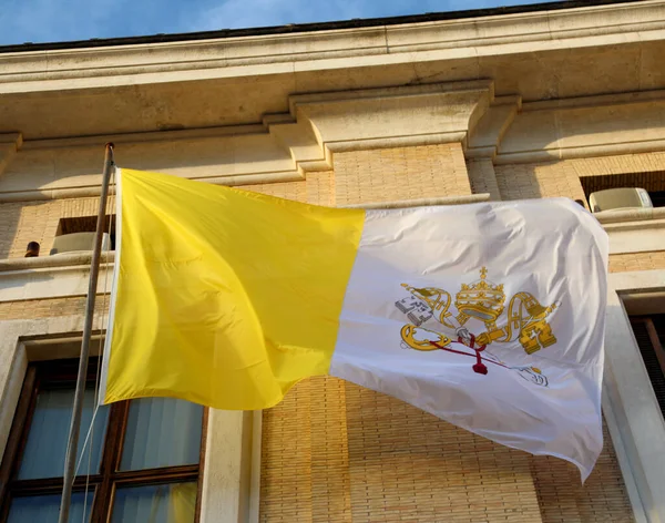 Vaticano, VA, Vaticano - 4 de marzo de 2019: Bandera del Papa —  Fotos de Stock