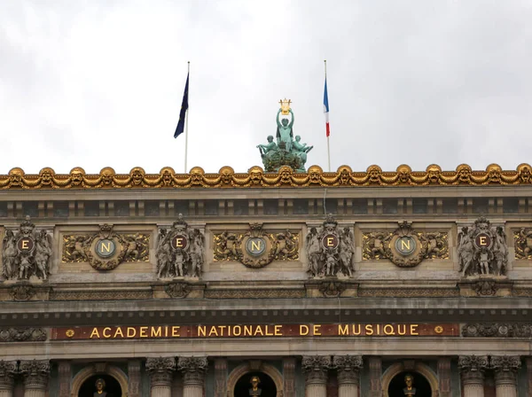 Paris, França - 20 de agosto de 2018: Ópera e palácio famoso chamado — Fotografia de Stock