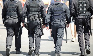 Şehirde devriye gezen dört özel kuvvet polisi.