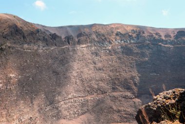 Vezüv adında geniş bir volkan krateri.