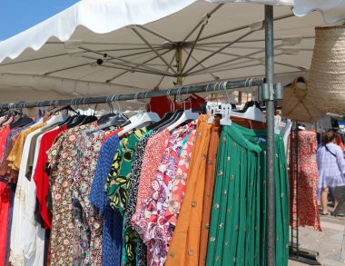 Birçok elbise ve kıyafetle ayakta durmak