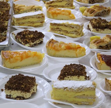 Restoran otelinin masasında bir sürü pasta var.