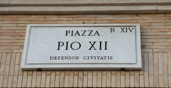 Piazza Papa PIO XII em Roma Itália e o texto que significa Praça — Fotografia de Stock