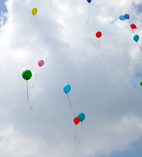 Molti palloncini volano in alto nel cielo — Foto Stock