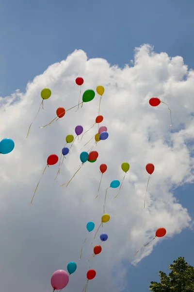 Globos de colores vuelan alto en el cielo — Foto de Stock