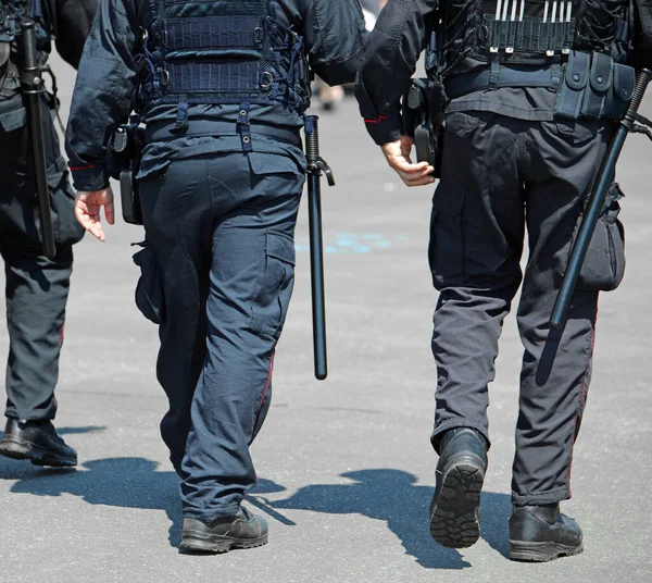 Policías con equipo antidisturbios —  Fotos de Stock