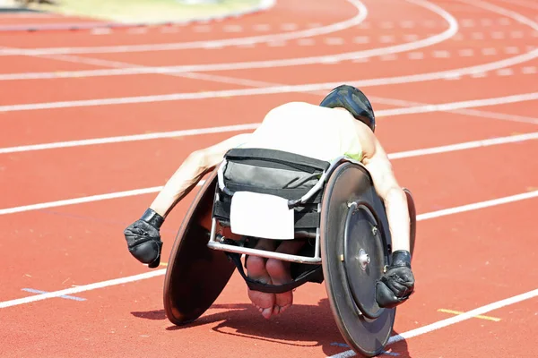 Yarış sırasında tekerlekli sandalyedeki genç sporcu — Stok fotoğraf