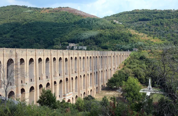 Antiguo Acqueducto del Palacio Real de Caserta — Foto de Stock