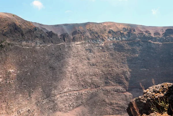 Очень широкий кратер вулкана Везувий — стоковое фото