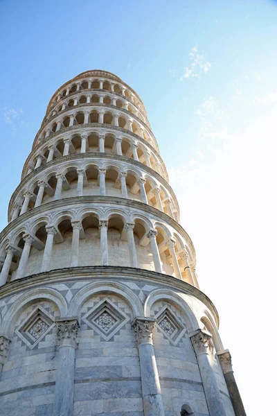 Leaning Tower of Pisa is the famous campanile in Square of Mirac — Stock Photo, Image