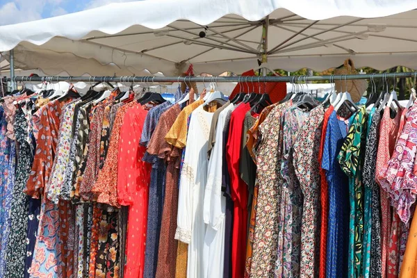 Stánek s oděvy na venkovním trhu — Stock fotografie