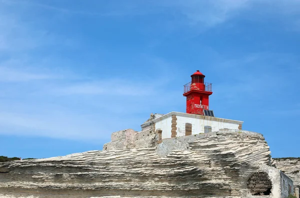 Faro rojo pequeño cerca de la ciudad de Bonifacio — Foto de Stock