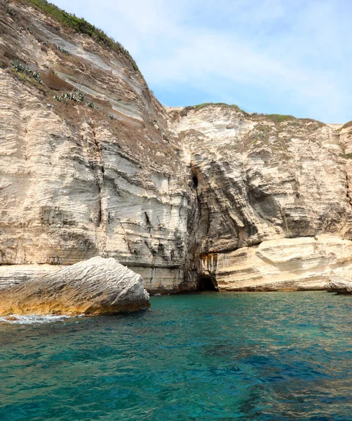 Skały w pobliżu Bonifacio Town na Korsyce Francja od strony morza — Zdjęcie stockowe