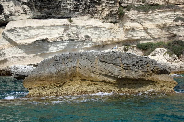 Gefährlicher Felsen auf dem Meer — Stockfoto