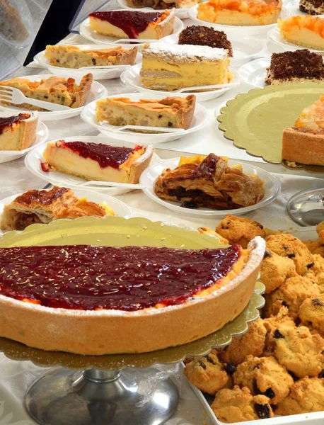 Medio pastel y muchos trozos de pastel — Foto de Stock
