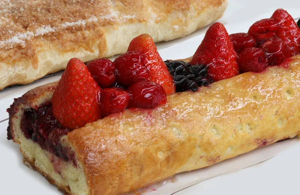 Strudel è una torta tipica con frutti di I austriaco e settentrionale — Foto Stock