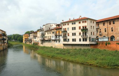 Geniş Bacchiglione Nehri ve İtalya 'da Vicenza City evler