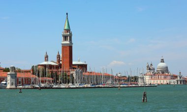 Birçok tekne ile Saint George Kilisesi limanda demirlemiş 