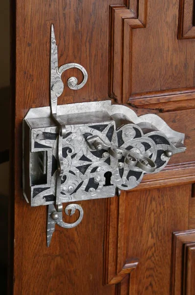 Buraco de fechadura antigo em uma porta de madeira — Fotografia de Stock