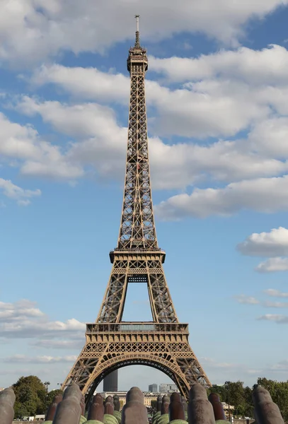 Эйфелева башня Символ Парижа с белыми облаками в голубом — стоковое фото