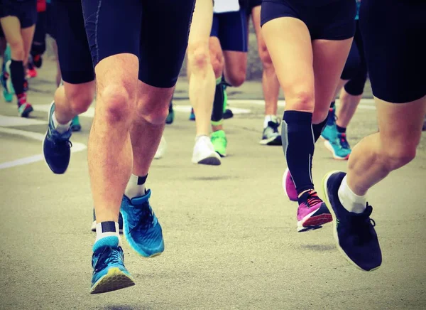 Corredores durante una carrera con efecto viejo tonificado —  Fotos de Stock