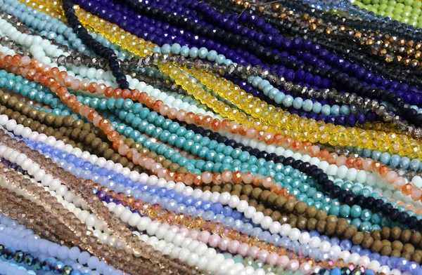 Halsketten aus edlen Perlen zum Verkauf in einem Juweliergeschäft — Stockfoto