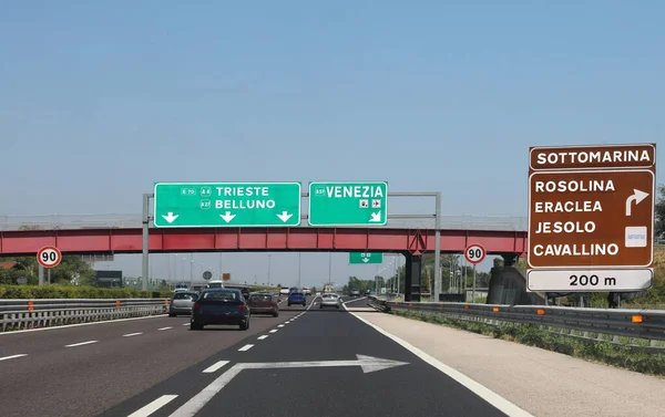 Sinal de trânsito na estrada italiana para ir para o mar Adriático — Fotografia de Stock