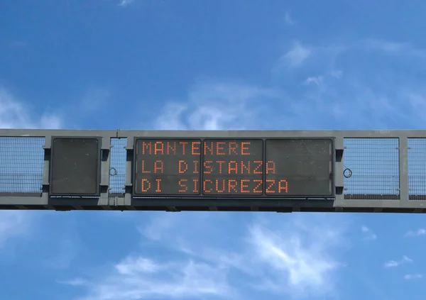 Verkeersbord met tekst Mantenere la distanza di Sicurezza that m — Stockfoto