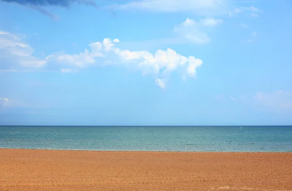 Čistá obloha s oceánem a pláží — Stock fotografie