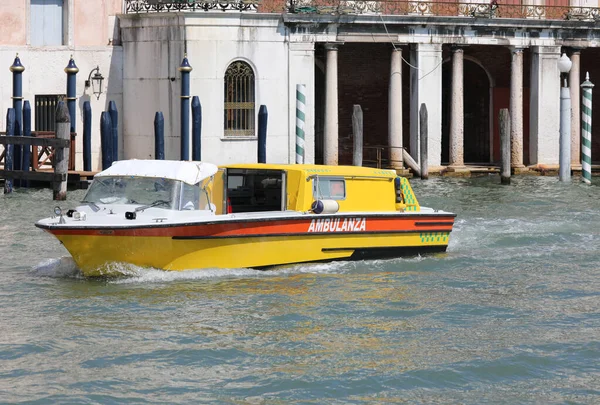 Barco de ambulância especial em Veneza — Fotografia de Stock