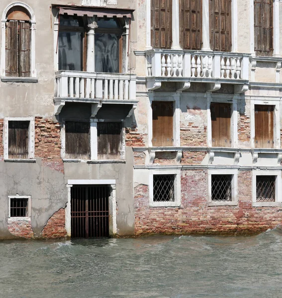 Palast und das Tor auf dem Wasser des Canal Grande in Venedig — Stockfoto