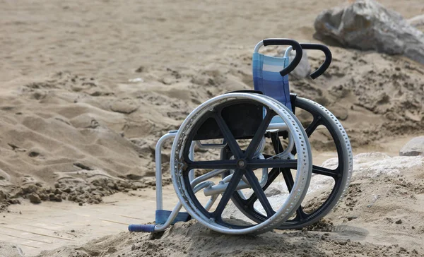 Invalidní vozík na pláži bez osob — Stock fotografie