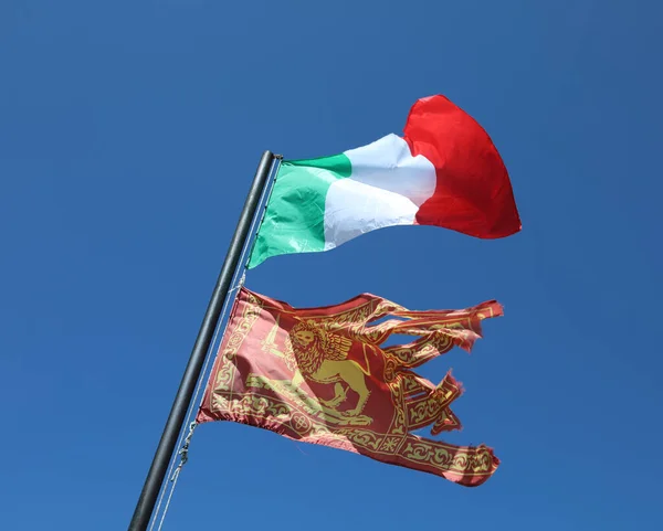 Italienische Flagge und venezianische Flagge — Stockfoto