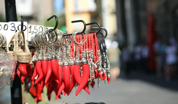 Corneta roja como talismán para la venta en Nápoles en Italia —  Fotos de Stock