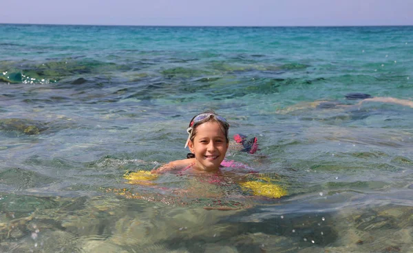Prettu маленькая девочка на берегу океана — стоковое фото